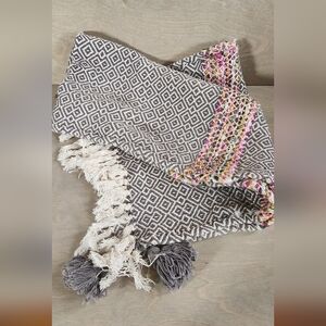 City Geometric‎ Gray and Pink  Table Runner Chunky Tassles